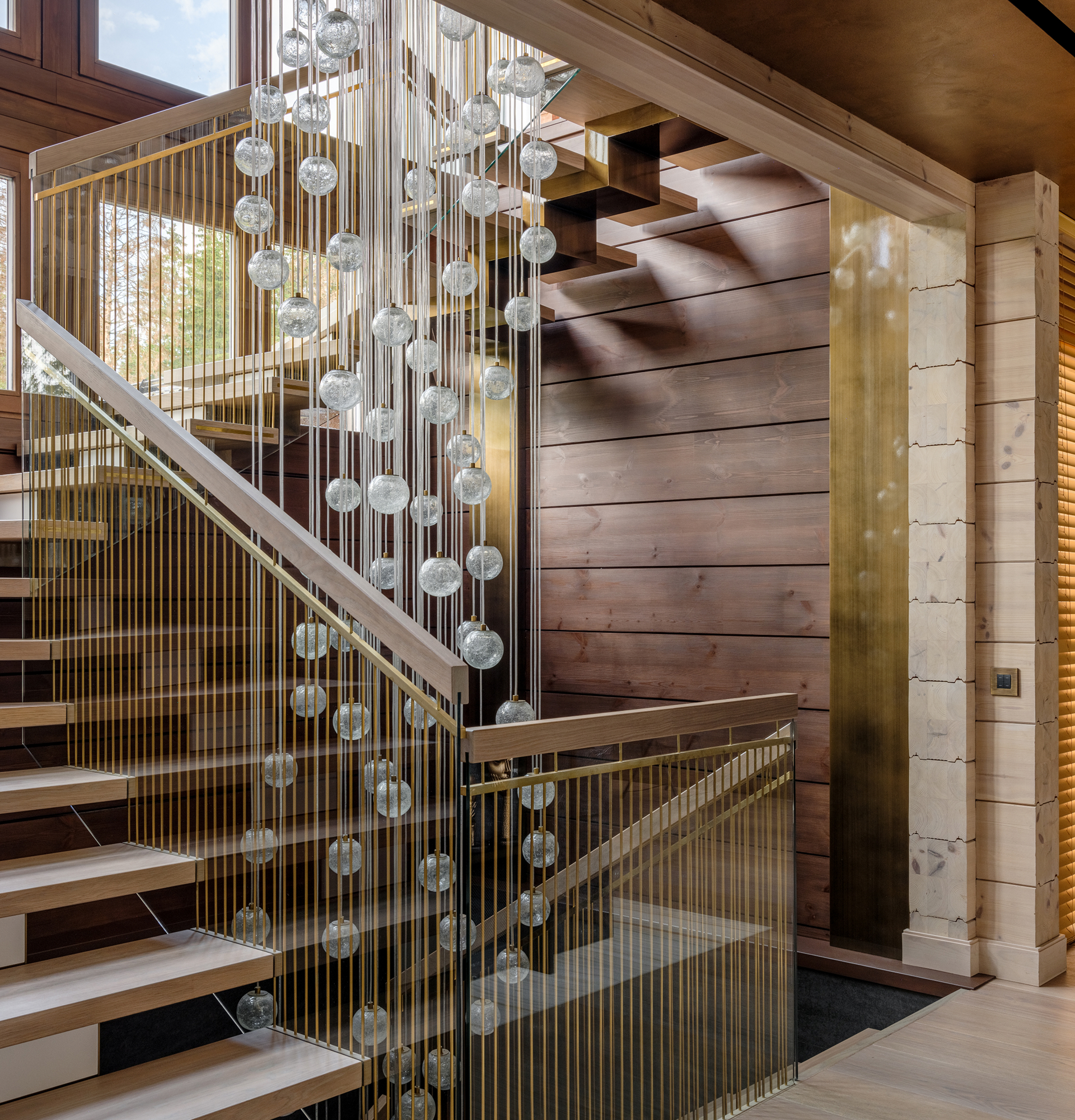 Студия FullHouseDesign, за более чем 20 лет работы, сформировала собственный стиль, который стал неотъемлемой частью современного Петербурга. Основатели мастерской, Мария Иванова и Павел Иванов, создали уникальный творческий синтез: проекты, балансирующие на грани timeless-эстетики и технологических инноваций, давно стали частью культурного кода города. Каждая работа студии — это диалог между строгой гармонией классических традиций и смелым экспериментом. Исторические отсылки обретают новые формы благодаря работе с с натуральными материалами и светом.
FullHouseDesign — мультидисциплинарный бренд, чье влияние простирается от проектирования элитных резиденций до создания коллекций авторской мебели. Сегодня под этим именем объединены: архитектурное бюро полного цикла, дизайн-лаборатория, исследующая грани искусства, и направление, реализующее эксклюзивную мебель российского производства. Эта триада позволяет студии воплощать концепции "тотального дизайна" — среды, где каждая деталь интерьера становится продолжением художественного замысла.